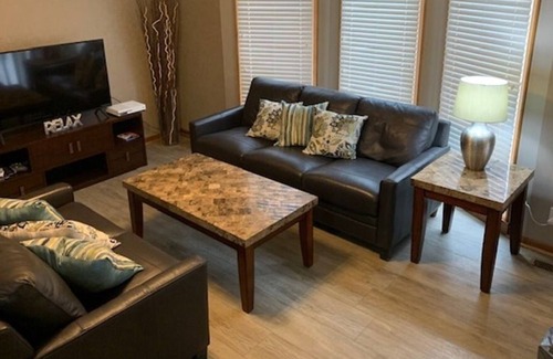 West Omaha House | Lovely home in a quiet neighborhood (Corporate, Holidays, Henry Doorly Zoo) CWS