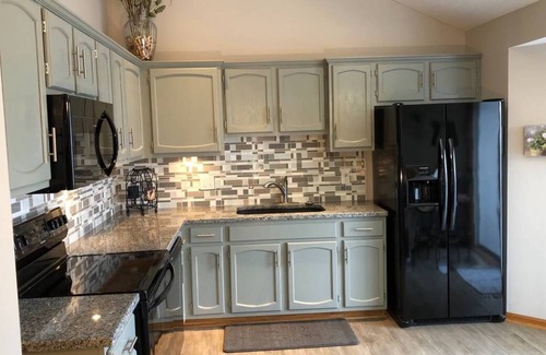 West Omaha House | Lovely home in a quiet neighborhood (Corporate, Holidays, Henry Doorly Zoo) CWS