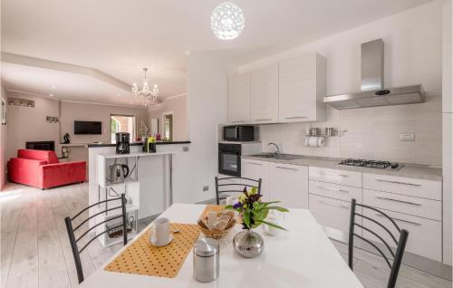 Amelia House | Lovely Home In Amelia With Kitchen
