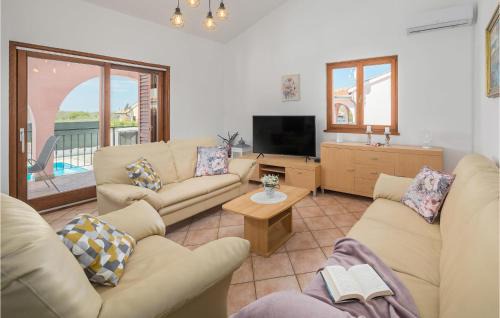 Dracevac House | Lovely Home In Dracevac With Kitchen