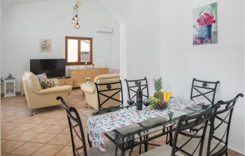 Dracevac House | Lovely Home In Dracevac With Kitchen