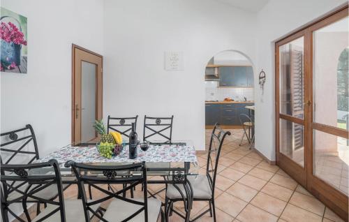 Dracevac House | Lovely Home In Dracevac With Kitchen