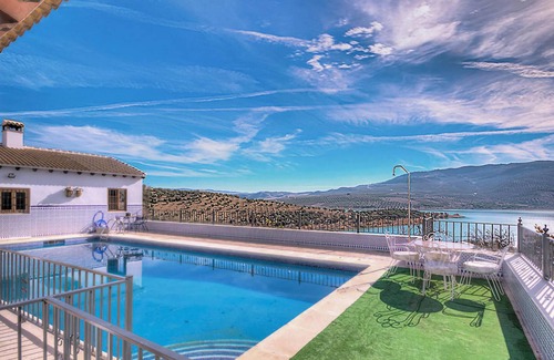 Iznajar House | Lovely home in Iznajar with WiFi