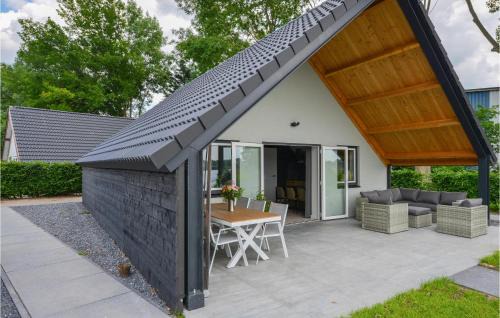 Kerkdriel House | Lovely Home In Kerkdriel With Lake View
