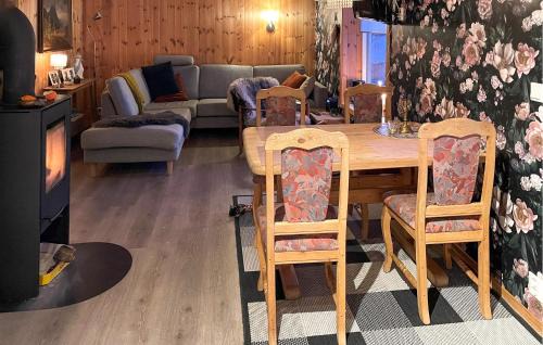 Naustdal House | Lovely Home In Naustdal With Wifi