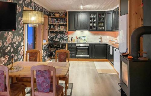 Naustdal House | Lovely Home In Naustdal With Wifi