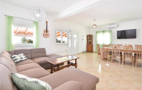 Neoric House | Lovely Home In Neoric