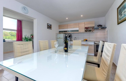 Neoric House | Lovely home in Neoric with WiFi
