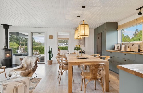 Ronde House | Lovely home in Rønde with kitchen