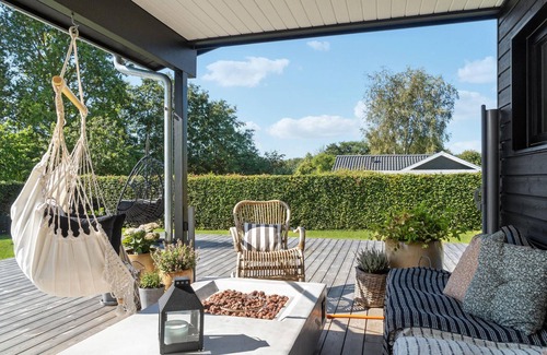 Ronde House | Lovely home in Rønde with kitchen