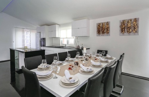 Hrvace House | Lovely home in Rumin with kitchen