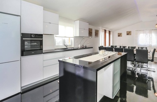 Hrvace House | Lovely home in Rumin with kitchen