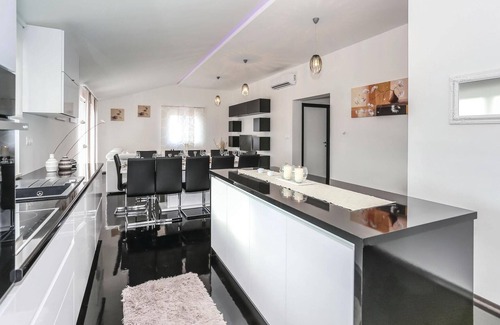 Hrvace House | Lovely home in Rumin with kitchen