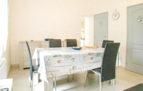 Saint-Urbain House | Lovely Home In St Urbain With Kitchen