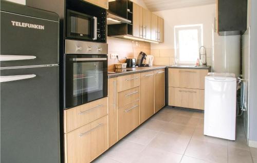 Saint-Urbain House | Lovely Home In St Urbain With Kitchen