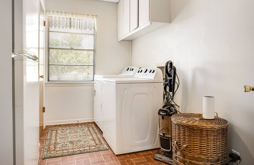 Buchanan Dam House | Lovely home near the lake with full kitchen, central AC, & washer/dryer