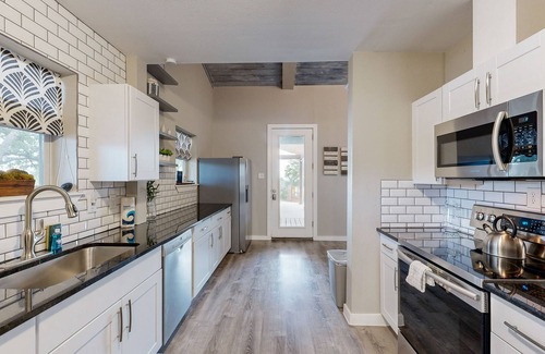 Dripping Springs House | Lovely home on 2+ acres with views, firepit & outdoor kitchen - wedding perfect