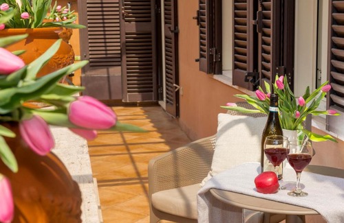 Rione III Colonna Apartment | Lovely Home Spanish Steps with Balcony