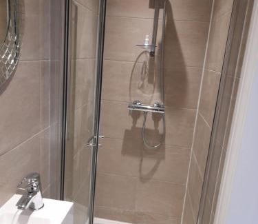 Earley Bed & Breakfast | Lovely Home with full en-suite double bed rooms