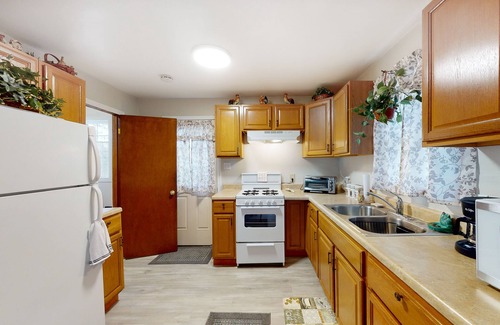 Berlin House | Lovely home with patio, full kitchen, & washer/dryer