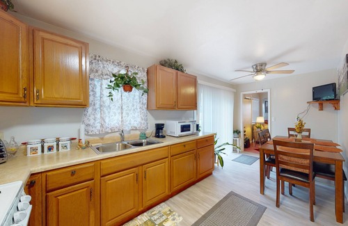 Berlin House | Lovely home with patio, full kitchen, & washer/dryer
