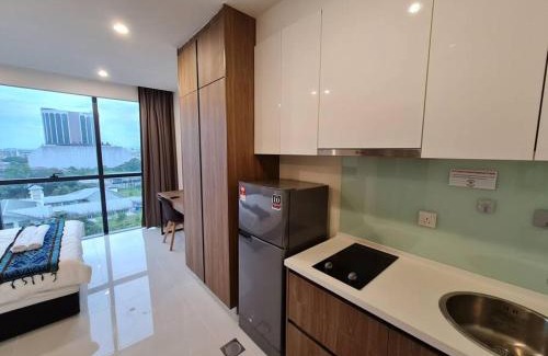 Batu Lintang Apartment | Lovely Kozi Square Studio Bedroom with Pool LV5C