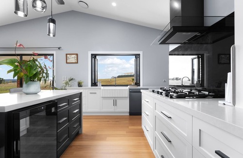 Laffing Waters House | Lovely Laffing Waters - Modern + Peaceful with Gym