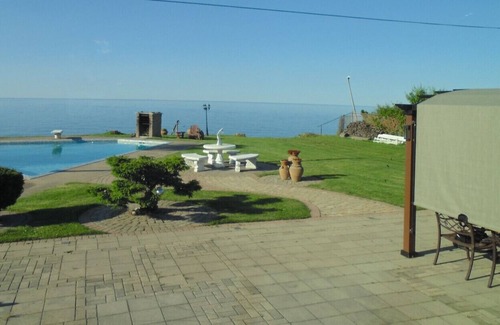 Stoney Creek Villa | Lovely Lake House, California Chic, HEATED POOL, lakefront, EV charging.