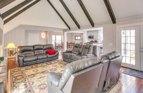 Lenexa House | Lovely Lenexa Home w/ Patio ~ 16 Mi to Kansas City