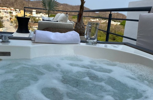 Crucecita House | Lovely little house with a pool & jacuzzi close to the beach