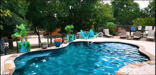 Pipe Creek House | Lovely Log Cabin Rental for Four near San Antonio Texas