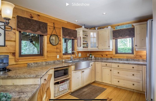 Port Dover Cottage | Lovely log cottage by the lake