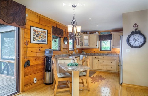 Port Dover Cottage | Lovely log cottage by the lake
