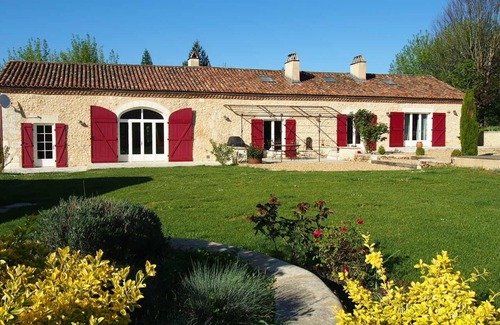 Villamblard House | Lovely long farmhouse sleeps 14 with large pool in the heart of the Périgord