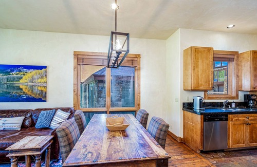 Mountain Village Condo | Lovely Meadows Ski condo with fireplace, balcony & washer/dryer