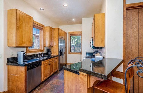 Mountain Village Condo | Lovely Meadows Ski condo with fireplace, balcony & washer/dryer