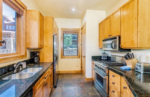 Mountain Village Condo | Lovely Meadows Ski condo with fireplace, balcony & washer/dryer