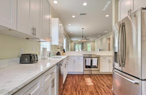 Washington Square House | Lovely Mobile Retreat with Deck and Front Porch!