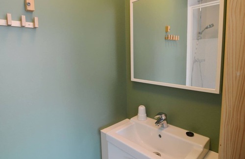 Coo House | Lovely modern cottage with sauna, bubble baths and even a beach on the river!