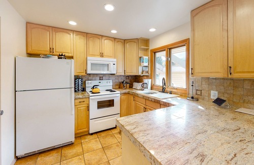 Carbondale Condo | Lovely mountain condo overlooking golf course with WiFi & private washer/dryer