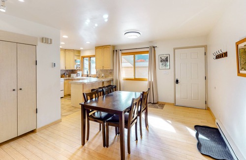 Carbondale Condo | Lovely mountain condo overlooking golf course with WiFi & private washer/dryer