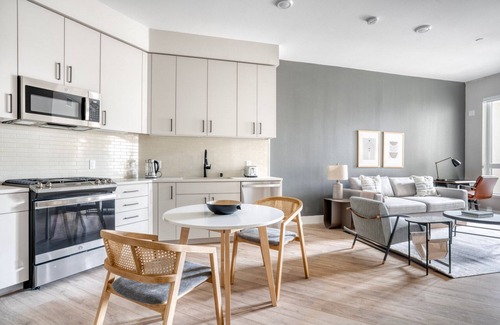 Sunnyvale West Apartment | Lovely Mountain View 1BR w/Gym, Pool & W/D, nr 84 & 101, by Blueground