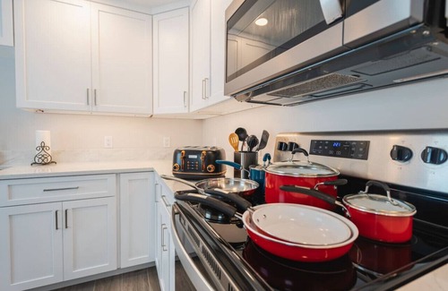 Southgate Apartment | Lovely New Pinecraft Cottage