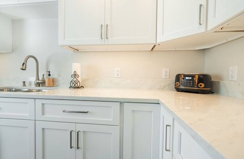 Southgate Apartment | Lovely New Pinecraft Cottage
