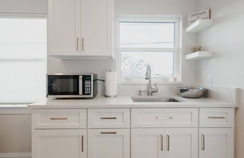 Southgate Apartment | Lovely New Pinecraft Upstairs Suite