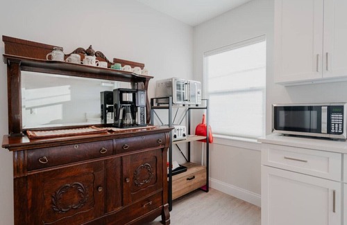 Southgate Apartment | Lovely New Pinecraft Upstairs Suite
