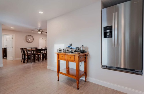 Southgate Apartment | Lovely New Pinecraft Upstairs Suite