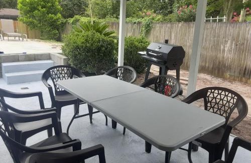 Gulf Breeze House | Lovely oasis with private swimming pool 4,6,8 f deep