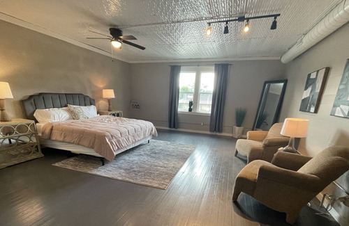 Hindsville Apartment | Lovely one bedroom loft with dedicated workspace