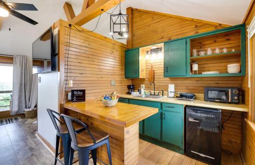 Eureka Springs Apartment | Lovely Ozarks Cabin Rental about 5 Mi to Beaver Lake!